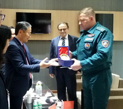 Ông Nguyễn Đắc Tài cảm ơn, tặng quà Thứ trưởng Bộ tình trạng khẩn cấp Belarus