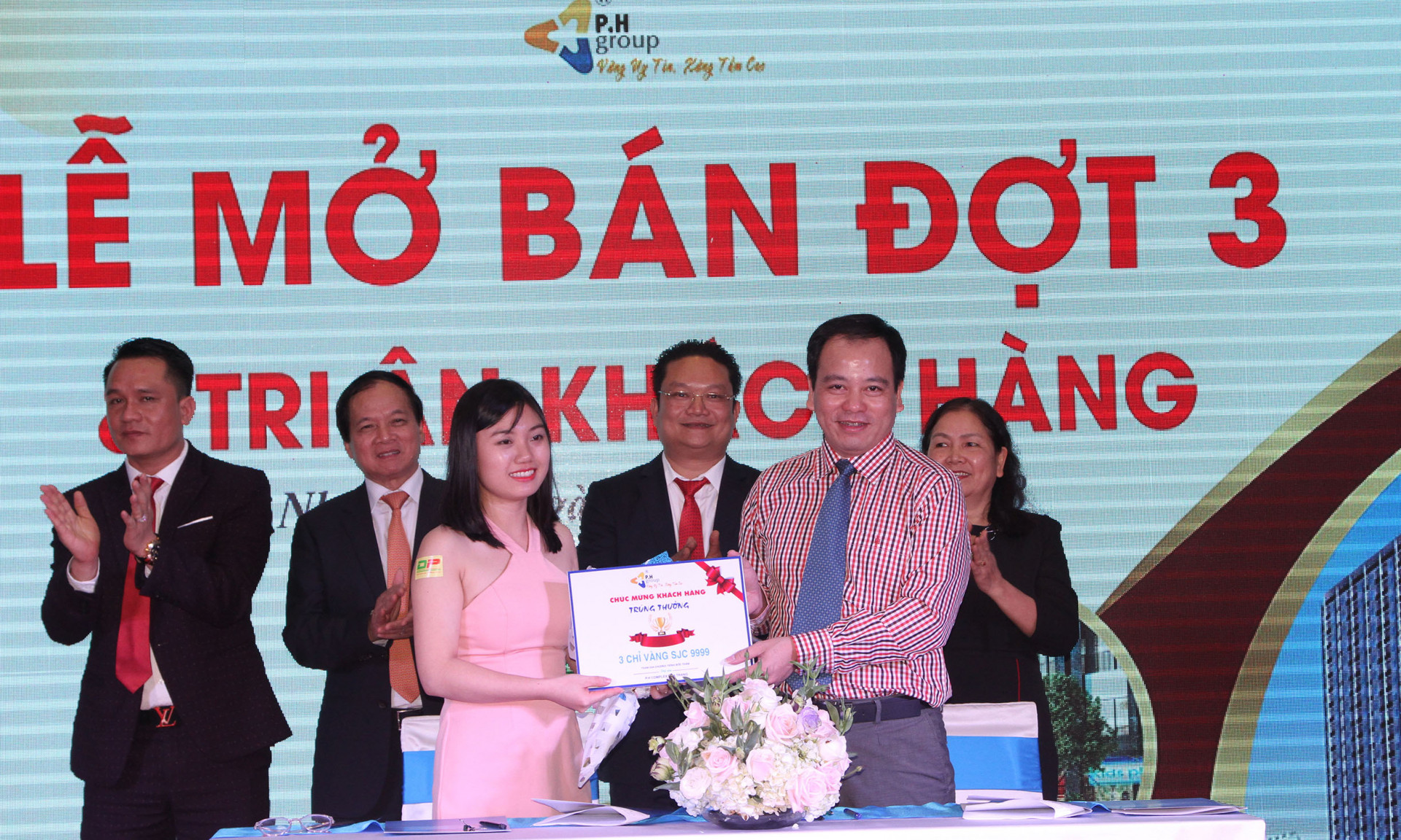Lãnh đạo Công ty Cổ phần Thương mại Đầu tư P.H Nha Trang trao 3 chỉ vàng SJC cho những khách hàng đầu tiên ký hợp đồng mua căn hộ tại lễ mở bán