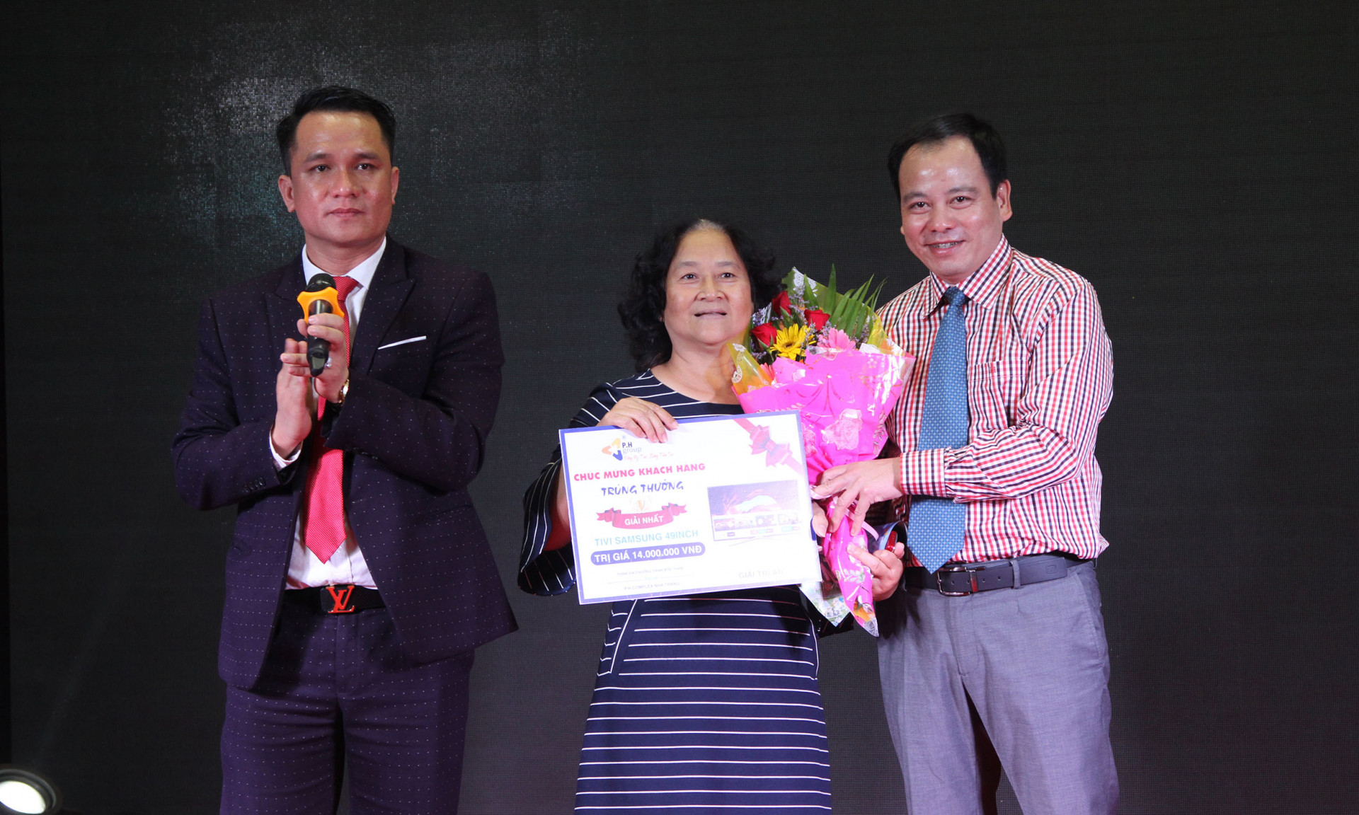 Lãnh đạo Công ty Cổ phần Thương mại Đầu tư P.H Nha Trang trao giải nhì cho khách hàng may mắn trúng thưởng