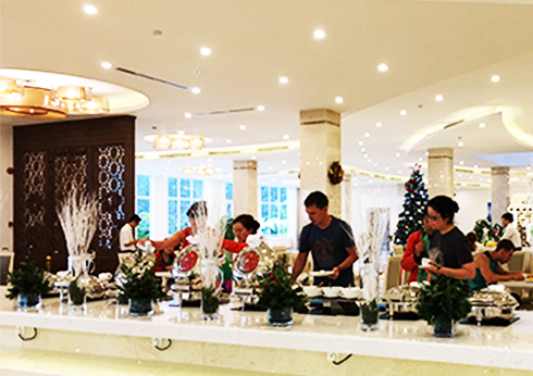 Du khách thưởng thức Buffet tại một khách sạn ở Nha Trang.