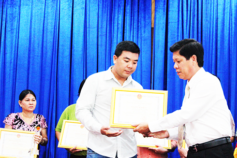 Ông Lương Văn Ngà - Cục trưởng Cục Thuế tỉnh trao giấy khen cho các tổ chức, cá nhân thực hiện tốt  chính sách pháp luật thuế. 