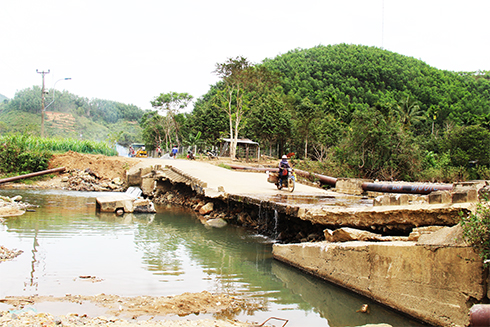 Cầu tràn qua suối Tà Lương bị xói lở nghiêm trọng.