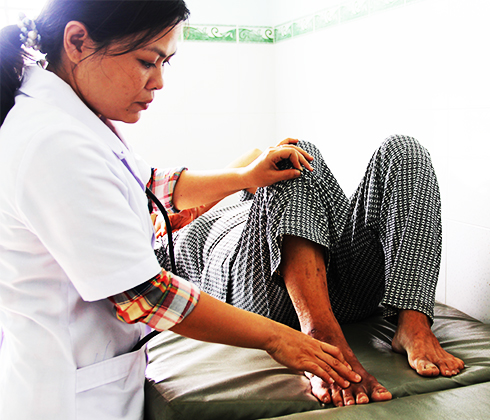 Khám bàn chân bệnh nhân đái tháo đường ở Trạm Y tế Cam Lộc, TP. Cam Ranh.