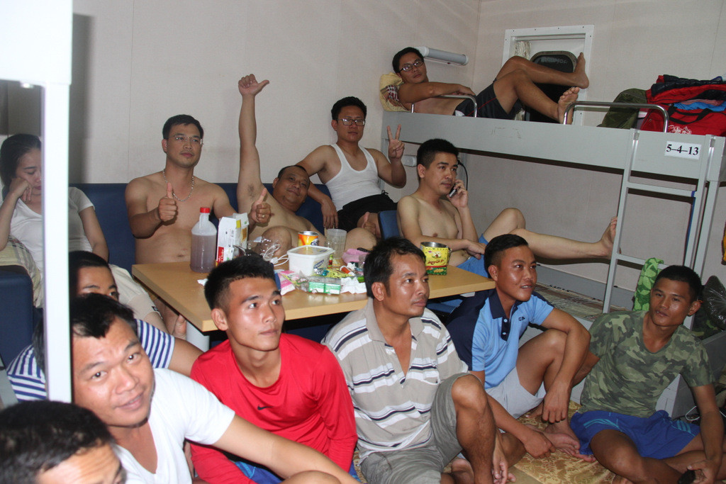 phóng viên và những người lính đảo xem trận đấu U23 Việt Nam - U23 Iraq trên tàu Trường Sa 571