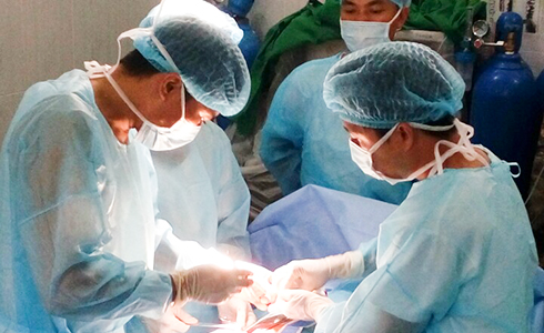 Các y, bác sĩ đảo Nam Yết phẫu thuật cắt ruột thừa cho bệnh nhân Tấn.