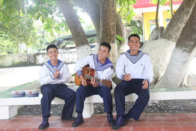 Các chiến sĩ trẻ trên đảo Nam Yết đang trình bày ca khúc Nghe em hát ở Trường Sa.