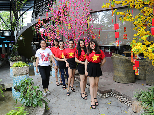 Các nhân viên quán cà phê Ciao Sea mặc đồng phục cổ vũ U23 Việt Nam