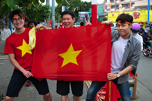 Các du khách nước ngoài ủng hộ U23 Việt Nam (Vĩnh Thành)