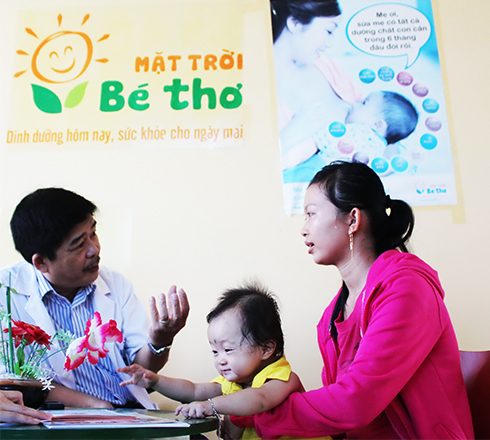 Bác sĩ Lê Văn Đức - Giám đốc Trung tâm Chăm sóc sức khỏe sinh sản tỉnh tư vấn dinh dưỡng bà mẹ.
