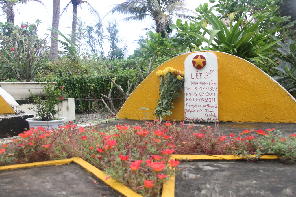Hoa sam được tạo hình thành ngôi sao trên mộ các liệt sĩ ở đảo Nam Yết