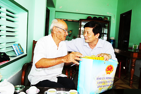 Đồng chí Trần Sơn Hải đến thăm, chúc Tết  gia đình ông Nguyễn Ky.  