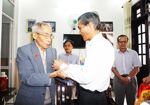 ồng chí Trần An Khánh gắn Huy hiệu Đảng cho đảng viên Nguyễn Văn Nuôi.