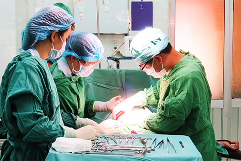 Thực hiện ca mổ tại Bệnh viện Đa khoa khu vực Ninh Hòa.