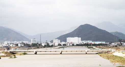 Cầu mới hoàn thành trên đường Cao Bá Quát - Cầu Lùng bắc qua sông Quán Trường kết nối các khu đô thị phía tây Nha Trang.