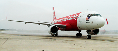Chuyến bay thẳng  đầu tiên  của Hãng hàng không  Air Asia (Malaysia)  đáp xuống Sân bay quốc tế Cam Ranh.