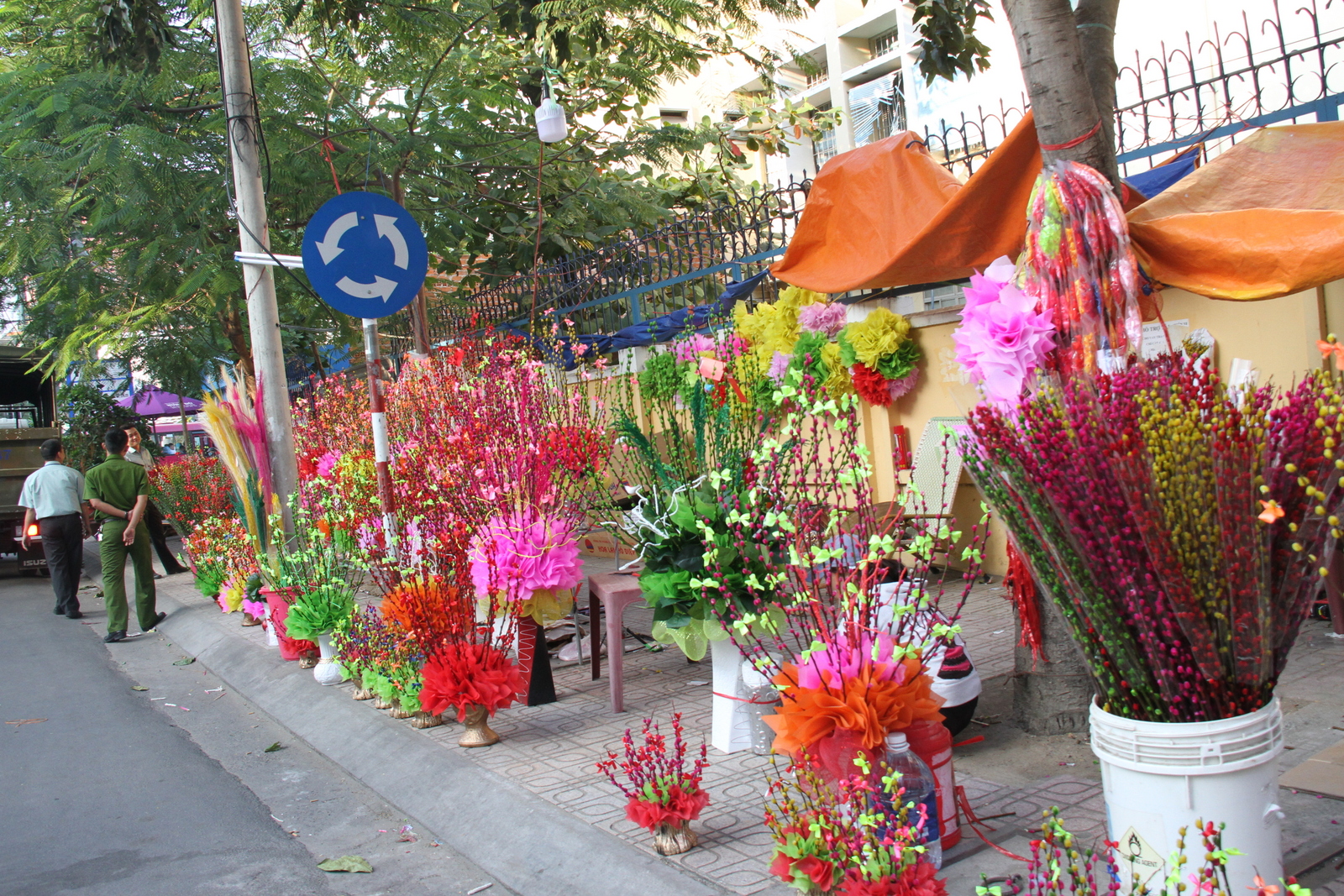Cùng với hoa thật, hoa giả cũng được bày bán nhiều trong những ngày giáp Tết