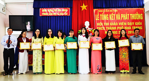 Lãnh đạo Phòng Giáo dục và Đào tạo TP. Nha Trang trao chứng nhận  cho các giáo viên dạy giỏi. 