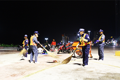 Công nhân Môi trường đô thị Nha Trang dọn dẹp rác trong ngày giáp Tết.