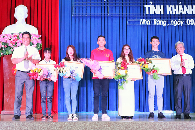 Ông Lê Thanh Quang và ông Lê Xuân Thân trao thưởng cho các học sinh, sinh viên xếp loại giỏi. 