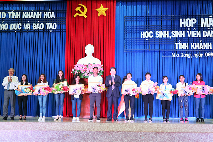 Ông Nguyễn Duy Bắc và lãnh đạo Sở Giáo dục và Đào tạo trao thưởng cho các học sinh, sinh viên xếp loại khá. 