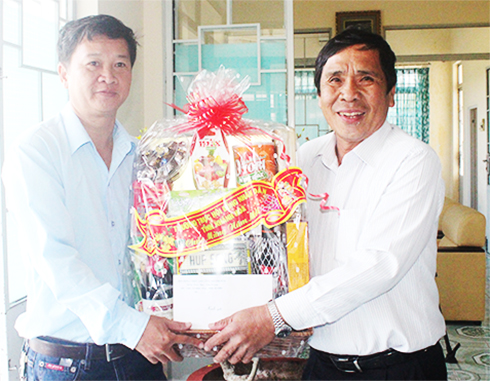 Đồng chí Phan Thông tặng quà  và chúc Tết Cơ sở Cai nghiện ma túy tỉnh.