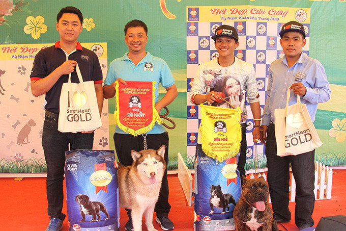 Ban tổ chức trao giải nhất và giải nhì cho 2 chú chó xuất sắc nhất hội thi.