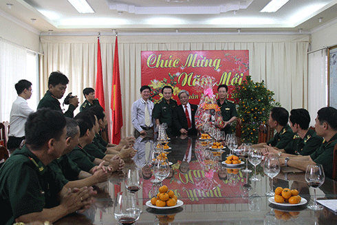 Ông Lê Xuân Thân tặng quà cho lực lượng Bộ đội Biên phòng tỉnh Khánh Hòa