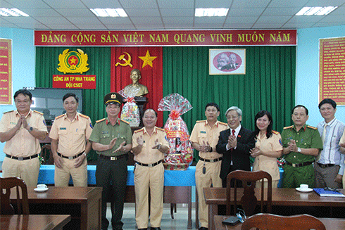 Ông Lê Xuân Thân tặng quà Tết cho Đội cảnh sát Giao thông Công an TP. Nha Trang