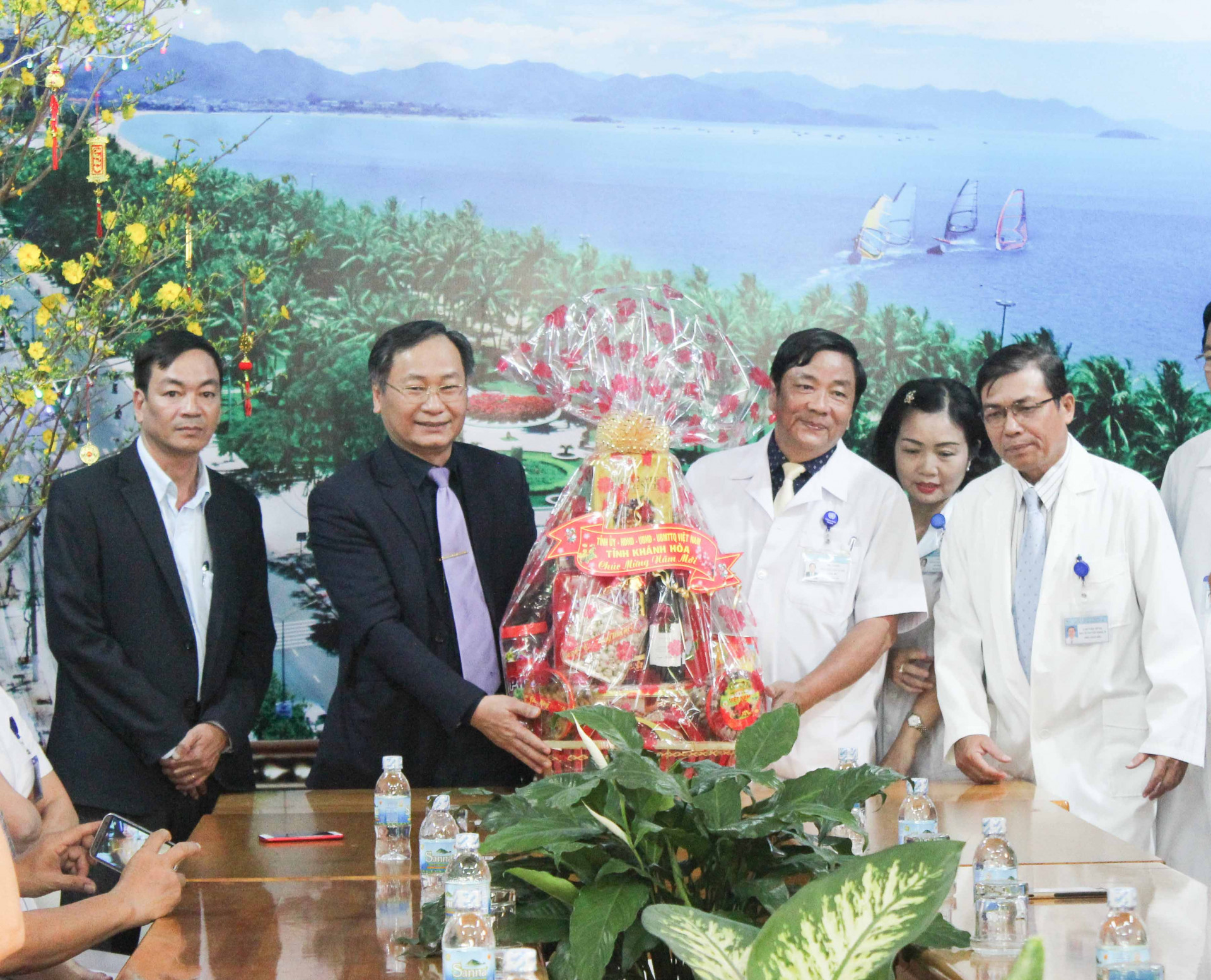 Đồng chí Nguyễn Đắc Tài tặng quà cho Ban Giám đốc Bệnh viện Đa khoa tỉnh