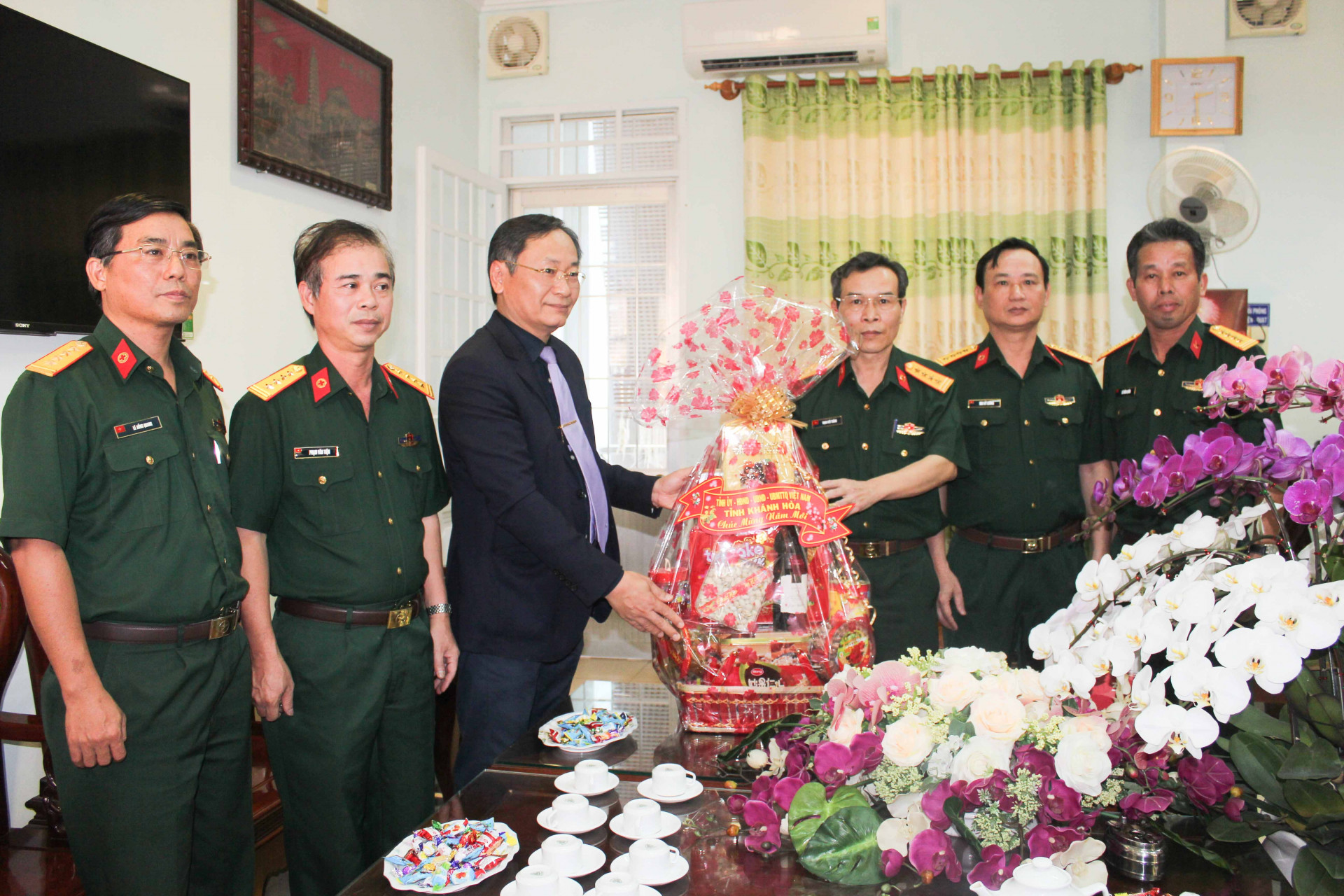 Đồng chí Nguyễn Đắc tài tặng quà cho lãnh đạo Bện viện Quân y 87