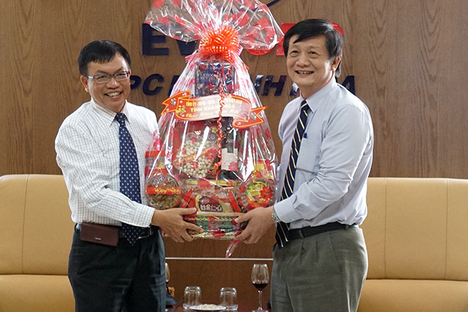 Ông Trần Sơn Hải tặng quà cho Công ty Cổ phần Điện lực Khánh Hòa.