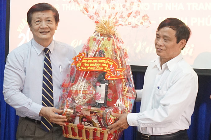 Ông Trần Sơn Hải tặng quà cho Công ty Cổ phần Cấp thoát nước Khánh Hòa.