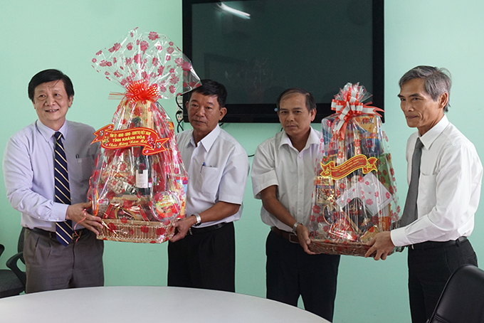 Ông Trần Sơn Hải và ông Trần An Khánh tặng quà cho Công ty Cổ phần Môi trường đô thị Nha Trang.