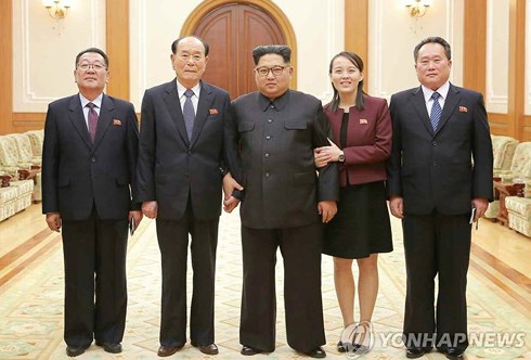 Nhà lãnh đạo Kim Jong Un nghe phái đoàn báo cáo sau khi từ Hàn Quốc trở về. Ảnh: Yonhap