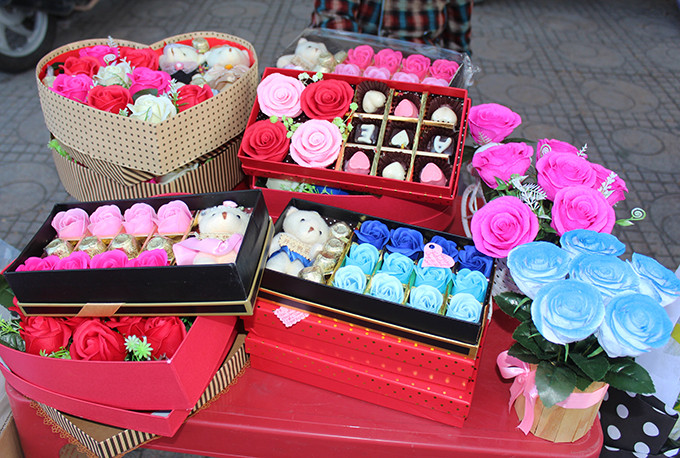 Hoa hồng sáp kết hợp với sô-cô-la làm thành hộp quà rất đẹp mắt, giá từ 150.000 đồng - 300.000 đồng/hộp.