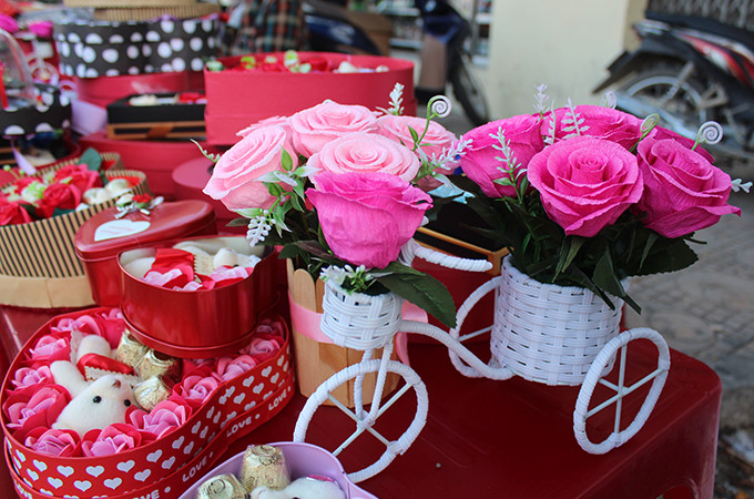 Xe đạp chở hoa hồng giấy có giá 100.000 đồng/chiếc.
