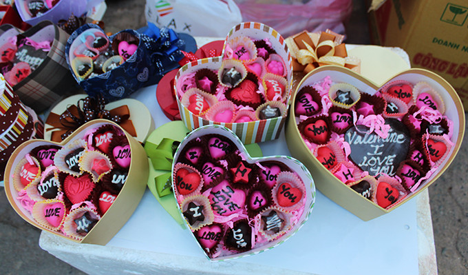 Những hộp sô-cô-la làm bằng tay cũng được bày bán nhiều, phục vụ dịp Lễ tình nhân. Giá từ 150.000 đến 300.000 đồng/hộp.
