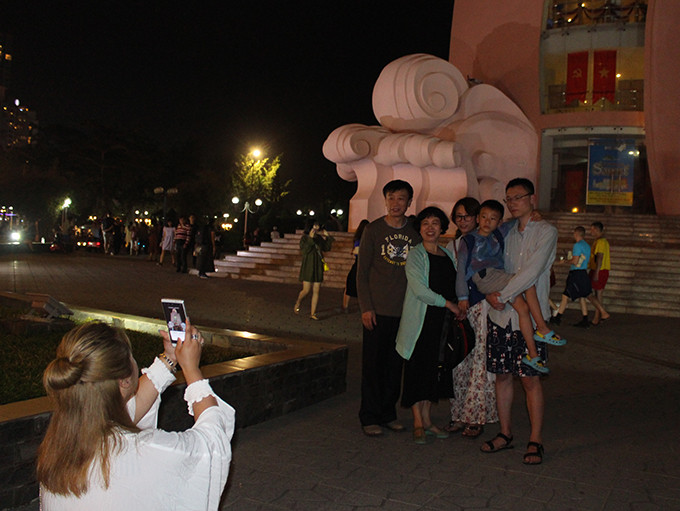 Du khách Trung Quốc chụp ảnh lưu niệm tại Thấp Trầm Hương, Nha Trang đêm giao thừa.