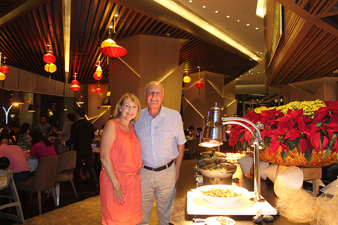 Bà Jannette và ông Kevin dự tiệc đón giao thừa tại Khách sạn InterContinental Nha Trang.