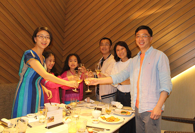 Chị Rebecca Qin (ngoài cùng bên trái) đón giao thừa tại Nha Trang cùng chồng con và 1 gia đình người bạn.