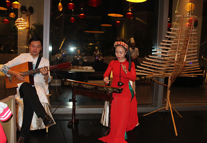 Biểu diễn âm nhạc dân tộc tại Khách sạn InterContinental Nha Trang đêm giao thừa.