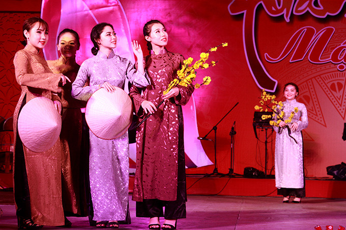 Artists of Khanh Hoa Provincial Cultural Center perform with ao dai…