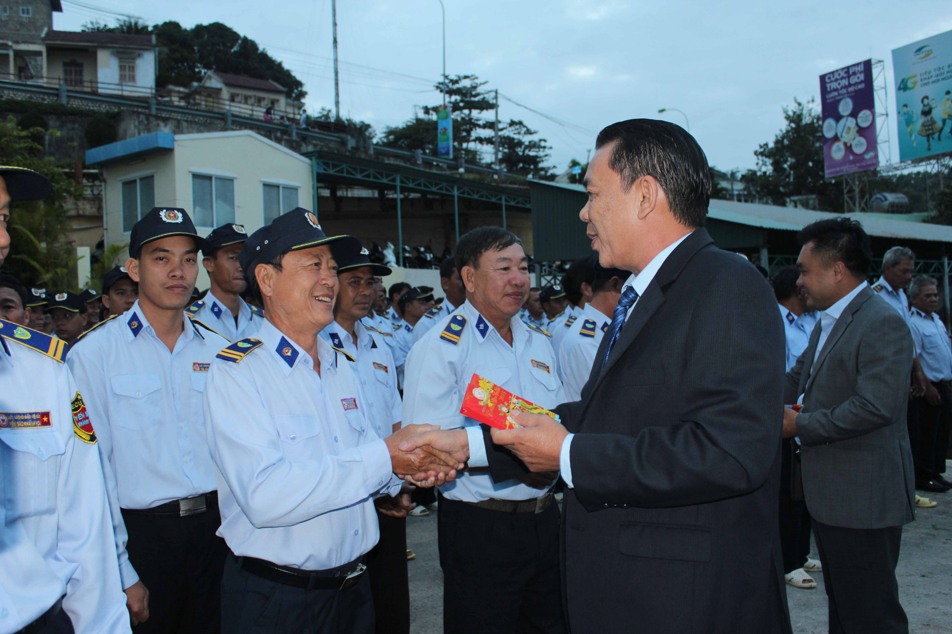 Ông Nguyễn Anh Hùng – Tổng Giám đốc Công ty TNHH Nhà nước Một thành viên Yến sào Khánh Hòa lì xì đầu năm mới cho lực lượng bảo vệ đảo