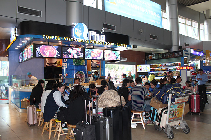 Q Phở, một trong những quán đông khách nhất ở sân bay Cam Ranh.