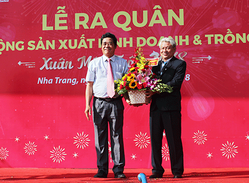 Ông Lê Thanh Quang tặng hoa cho lãnh đạo Công ty Thuốc lá nguyên liệu Khatoco.