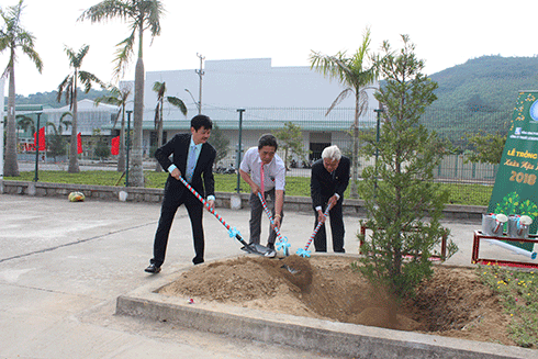 Ông Lê Thanh Quang trồng cây tại Công ty Thuốc lá nguyên liệu Khatoco.