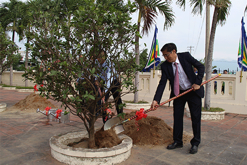 Ông Lê Đức Vinh trồng cây tại khuôn viên Đền thờ Trần Quý Cáp
