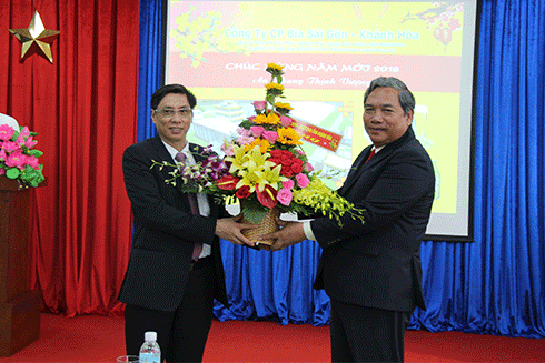 Ông Lê Đức Vinh (bên trái) tặng hoa cho tập thể Công ty Cổ phần Bia Sài Gòn - Khánh Hòa