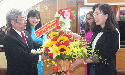 Ông Lê Xuân Thân tặng hoa chúc Tết lãnh đạo Công ty Cổ phần Yasaka-Saigon-Nhatrang.