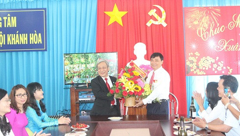 Ông Lê Xuân Thân tặng hoa chúc Tết tại Trung tâm Bảo trợ xã hội tỉnh.